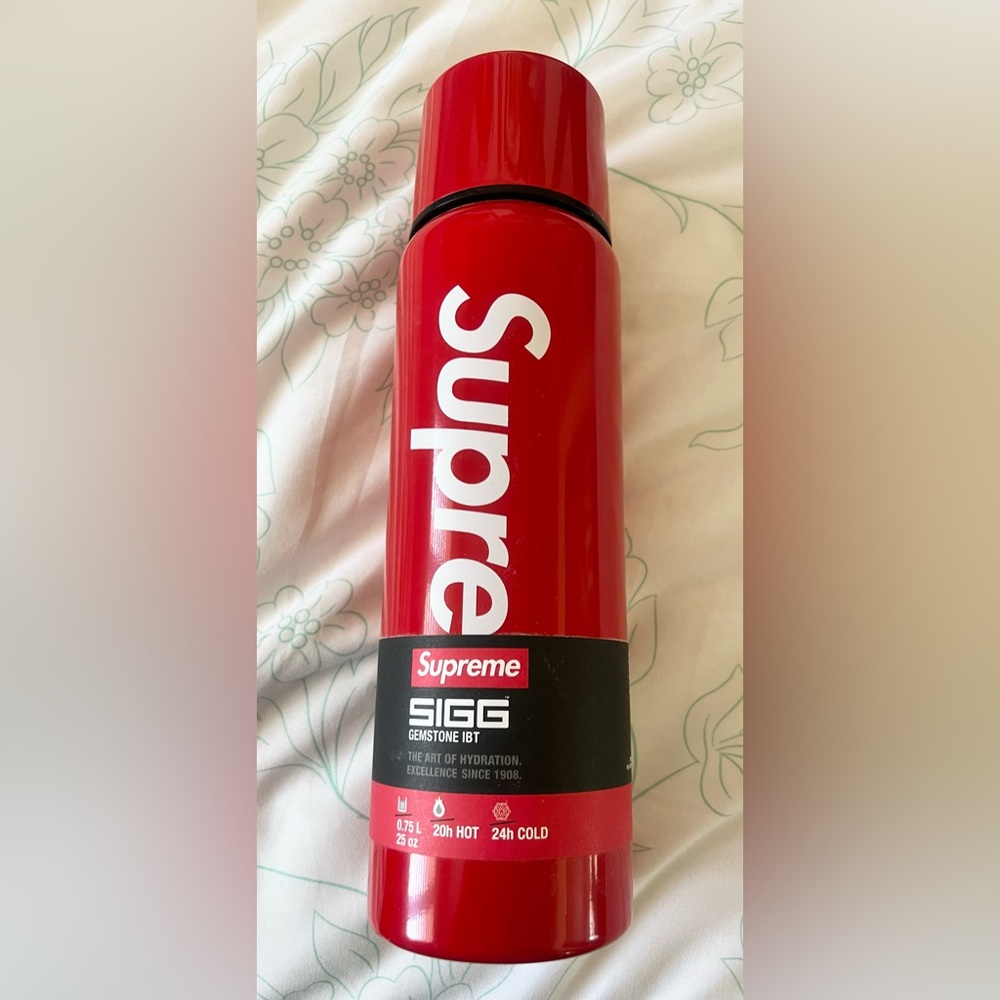 Supreme SIGG Vacuum Insulated 0.75L Bottle Red FW20 NEW SUPREME NEW YORK